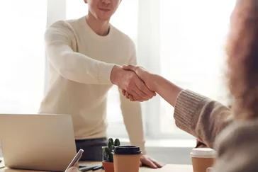Hand in Hand Zusammenarbeit